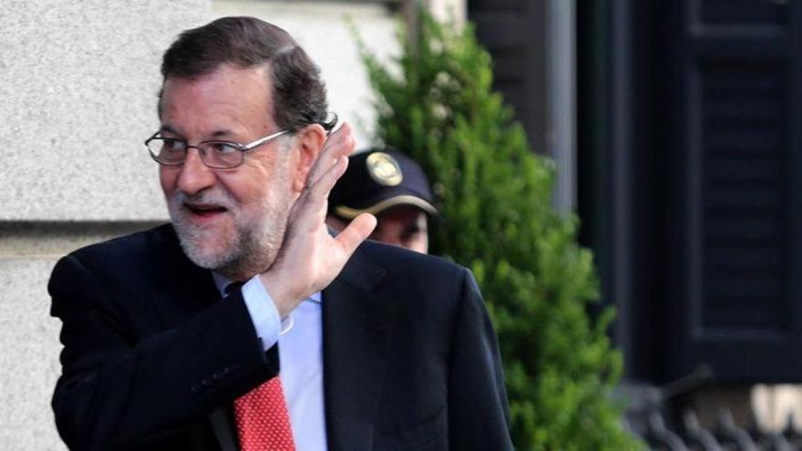 Rajoy defiende a los ministros reprobados y pide &quot;mesura&quot; al PSOE