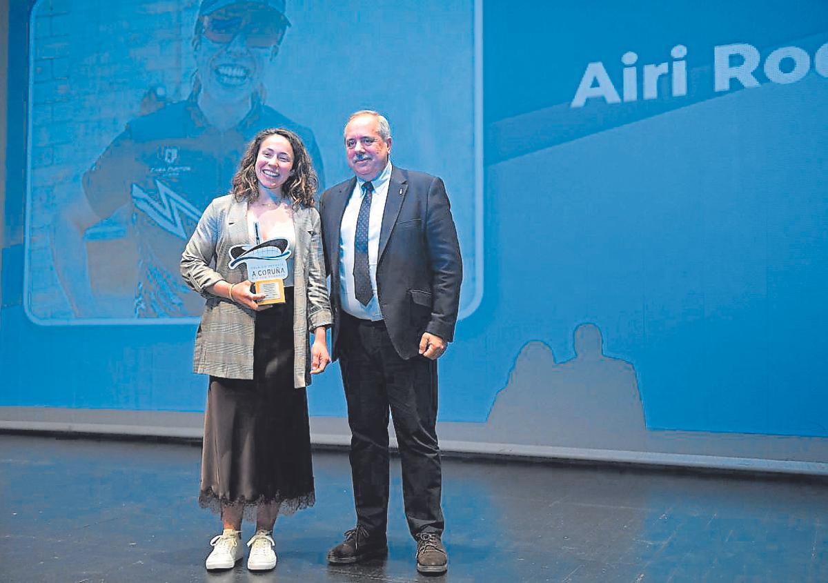 Airi Rodríguez, la mejor deportista de 2025, junto al concejal Manuel Vázquez.