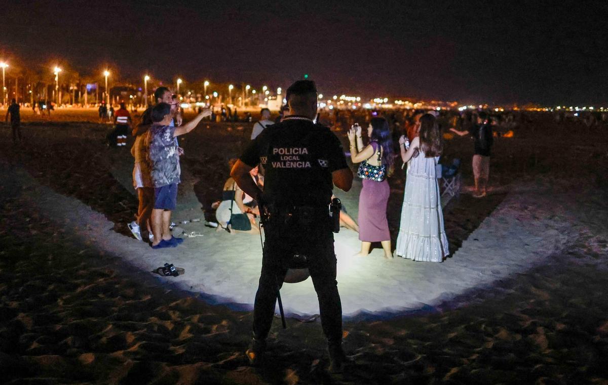 Dispositivo de limpieza en las playas valencianas tras la noche de San Juan Dispositivo de limpieza en las playas valencianas tras la noche de San Juan
