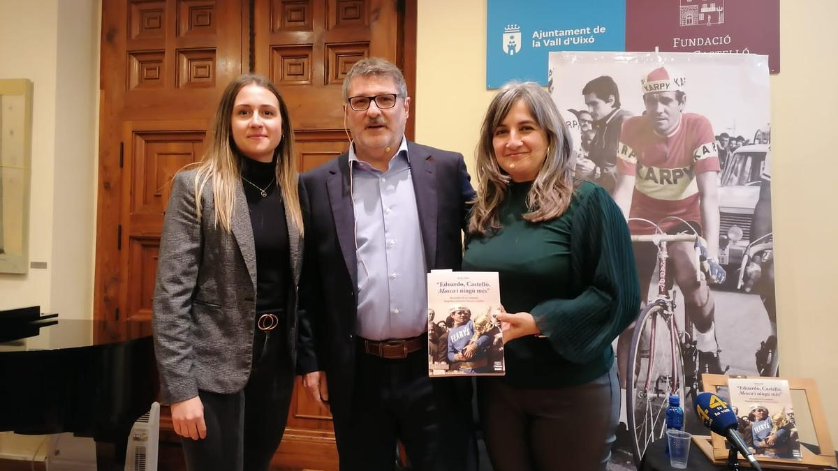 Abad junto a la alcaldesa de la Vall y diputada de Deportes, Tania Baños, y la periodista y presentadora del acto, Mònica Mira.