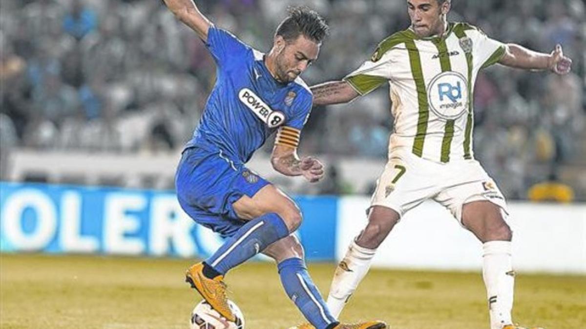 El capitán españolista Sergio García disputa el balón con Rossi, del Córdoba, ayer en el Nuevo Arcángel.