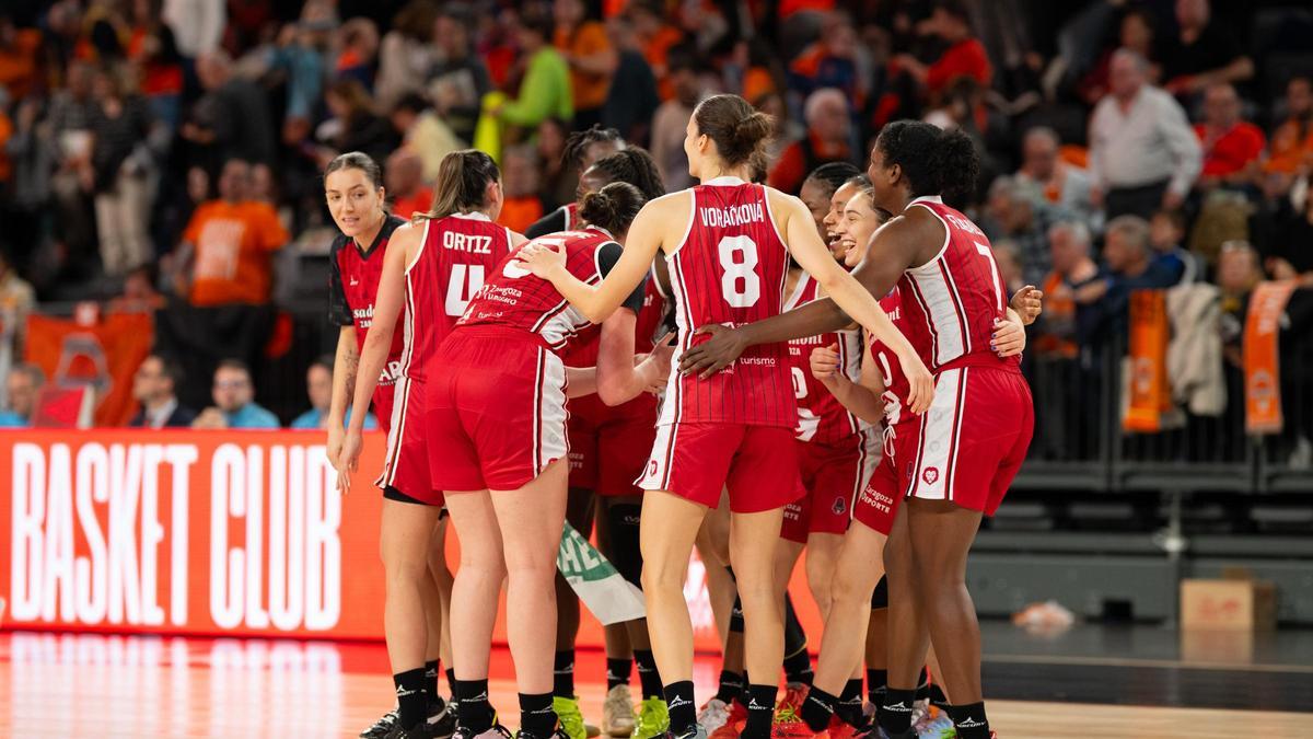 Las jugadoras del Casademont Zaragoza celebran el triunfo.