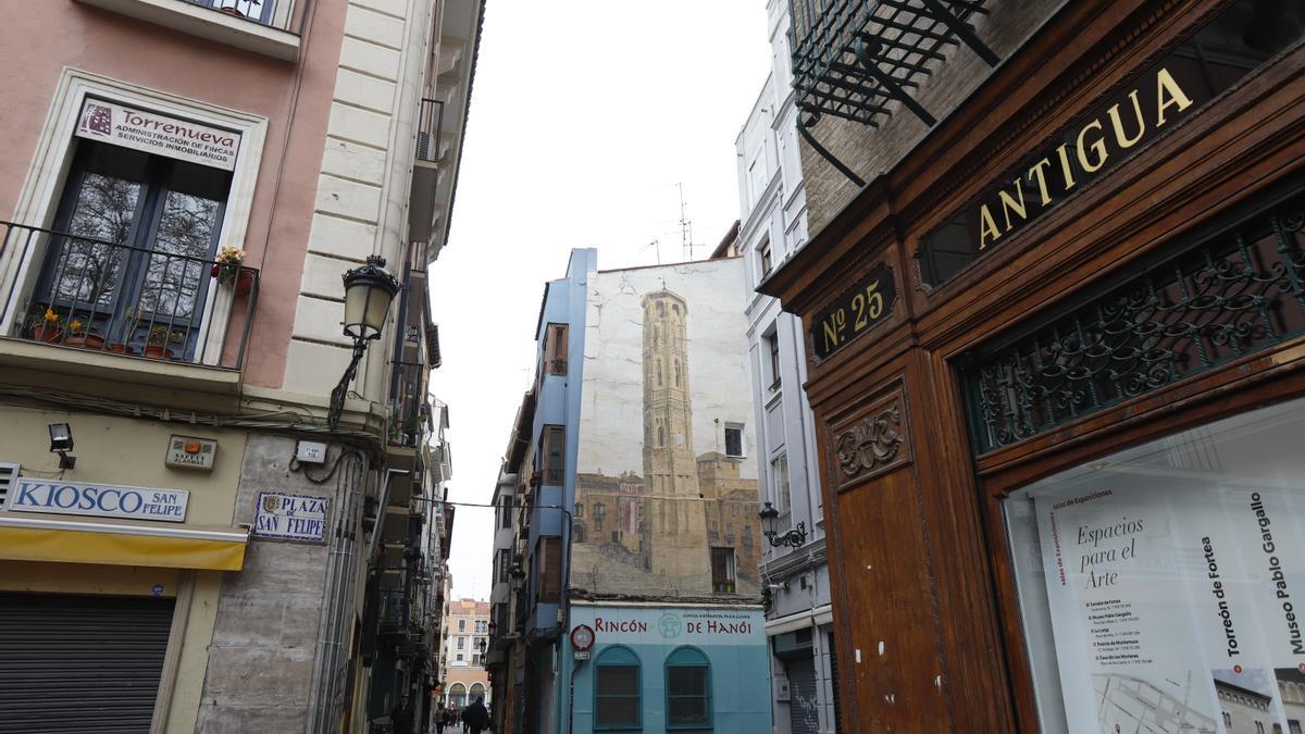 Representación de la Torre Nueva, ya sin chapitel después de que se lo retiraran en 1878, que está pintada junto a la plaza San Felipe.