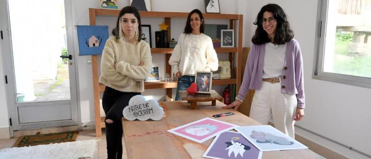 Iria Rodríguez, Lucía Viana y Eva Fandiño, algunas de las creadoras de O Galpón.   | // GUSTAVO SANTOS