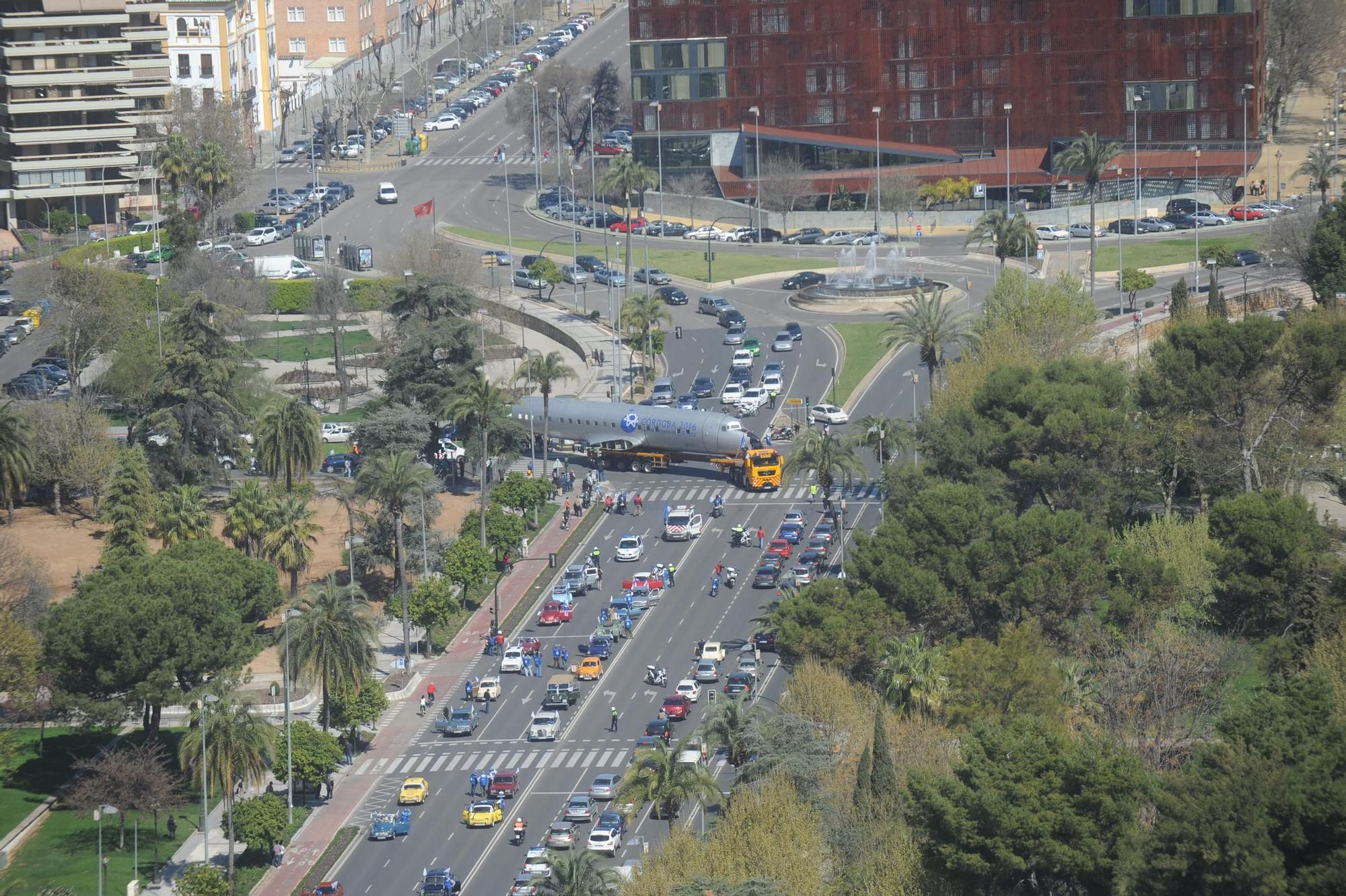 Así fue el multitudinario traslado del avión de Miraflores por el centro de Córdoba