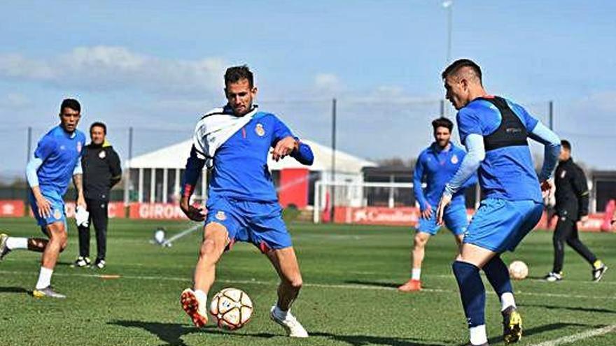 Stuani prova de tallar una pilota durant l&#039;entrenament d&#039;ahir celebrat a La Vinya.