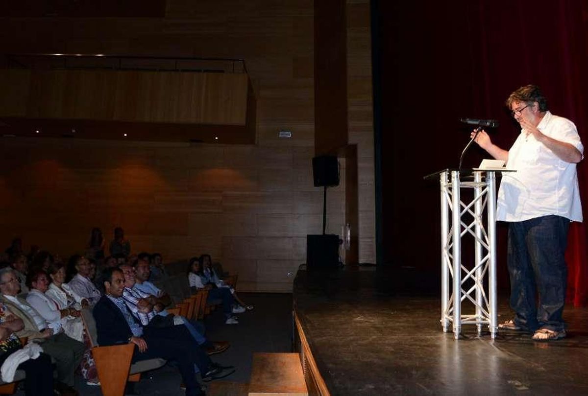 Cangas levanta el telón de la Mostra, &quot;una rareza en tiempos de crisis&quot;, e invita a vivir &quot;con humor&quot;