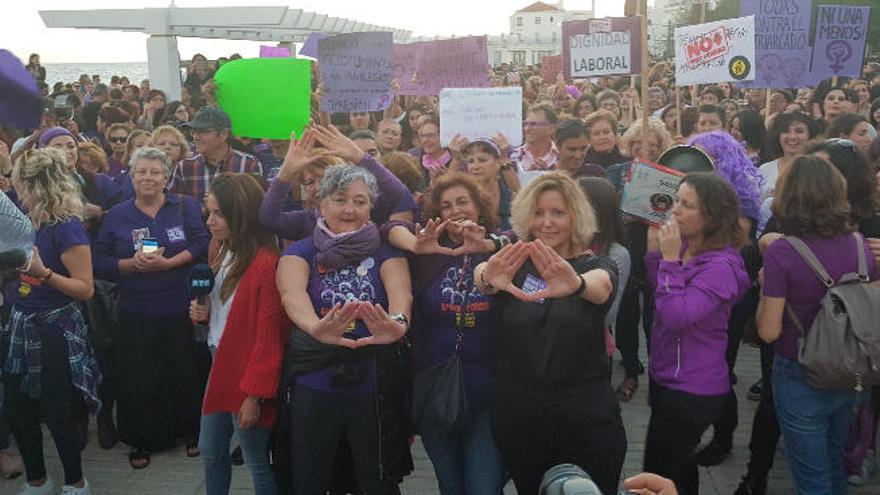 Pancartas y manifestantes, ayer, en el parque José Ramírez Cerdá de Arrecife.