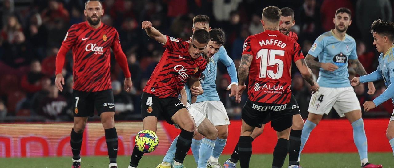 Galarreta pugna por una pelota durante el partido