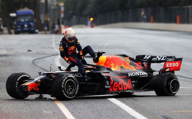 Verstappen se ha accidentado a cuatro vueltas del final y ha echado por tierra su victoria