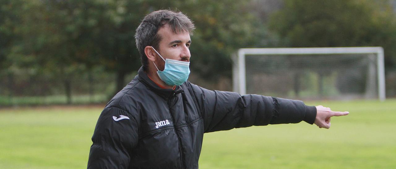 Rubén Domínguez da instrucciones durante el partido en Barbantes frente al Arenteiro.