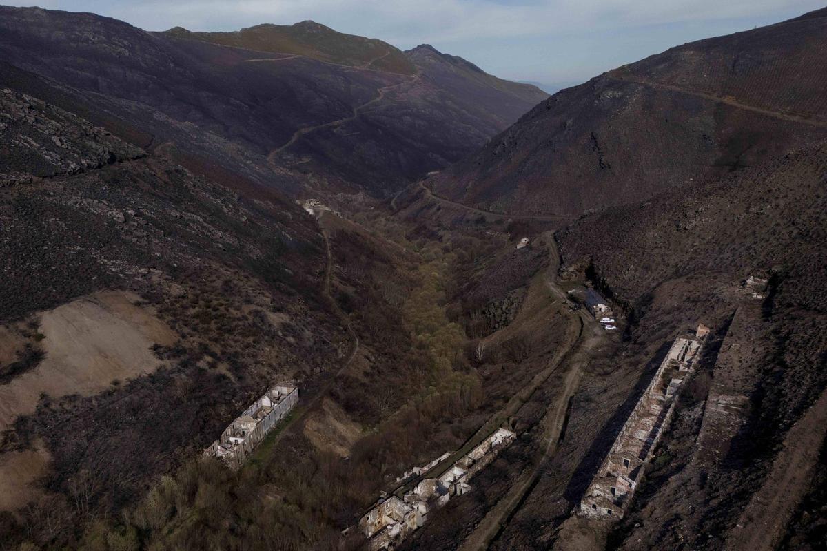 Imagen aérea, de dron, en la que se aprecian las distintas construcciones del complejo minero de Valborraz.