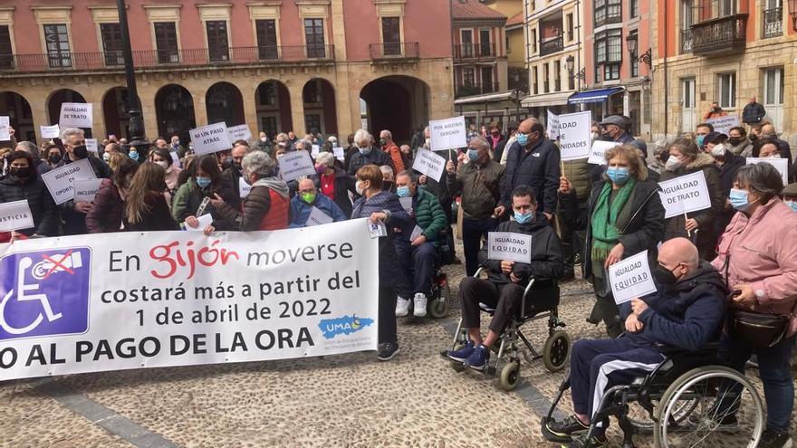 Protesta contra el cobro de la ORA en Gijón a personas con movilidad reducida