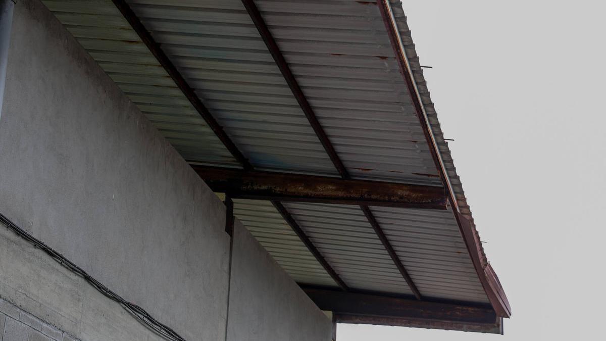 Vista del mal estado de la cubierta de Burgáns.