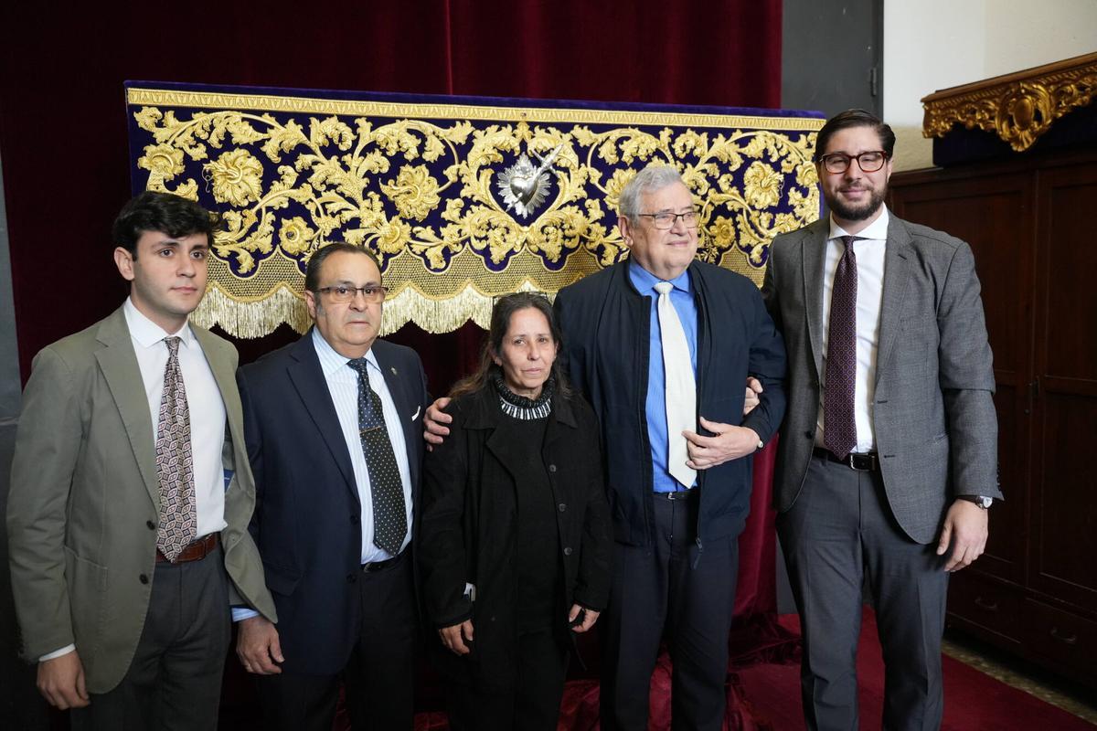 Presentación de la bambalina frontal de Nuestra Señora del Mayor Dolor de la hermandad del Calvario.