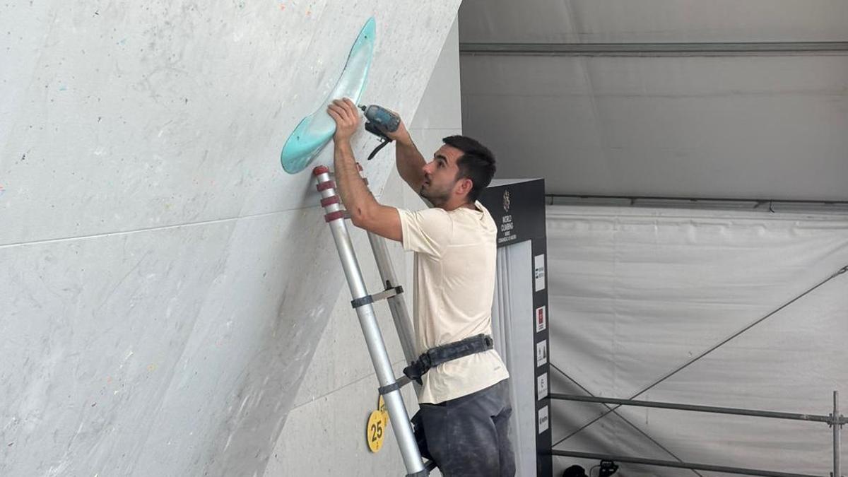 Enrique Beltrán, en plena acción preparando una pared.