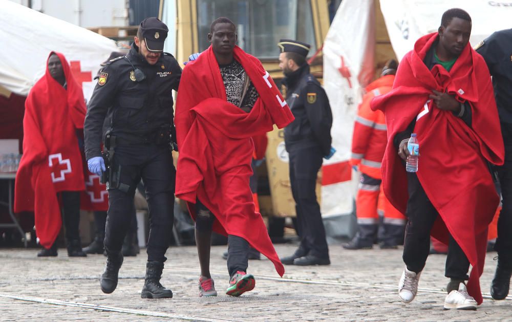 Rescatan a los 53 ocupantes de una patera en Málaga
