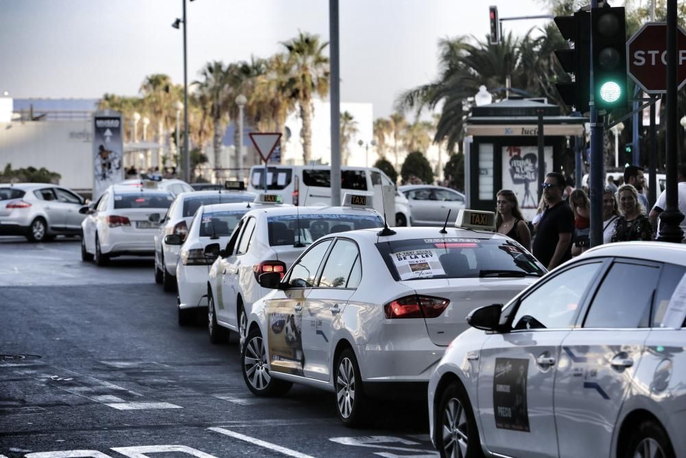 Los taxistas colapsan el centro de Alicante