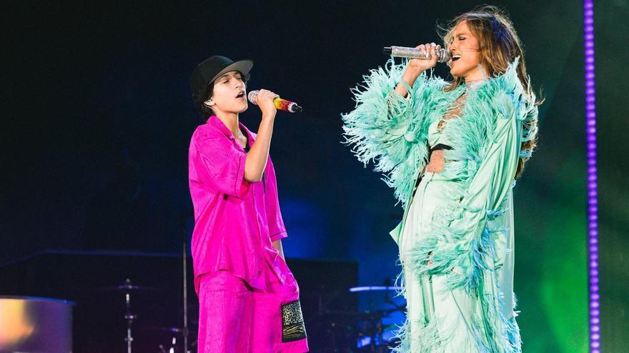 Jennifer Lopez presenta a su hija Emme con género no binario durante un concierto en Los Ángeles