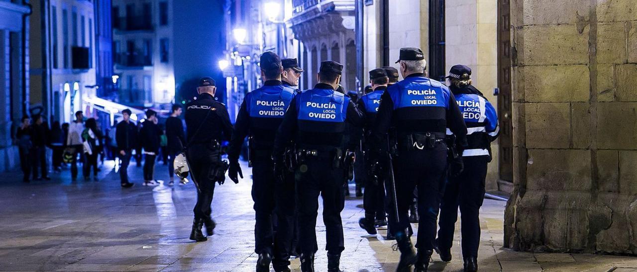 Varios agentes de la Policía Local, al inicio de la calle del Peso, en Oviedo.. | Irma Collín