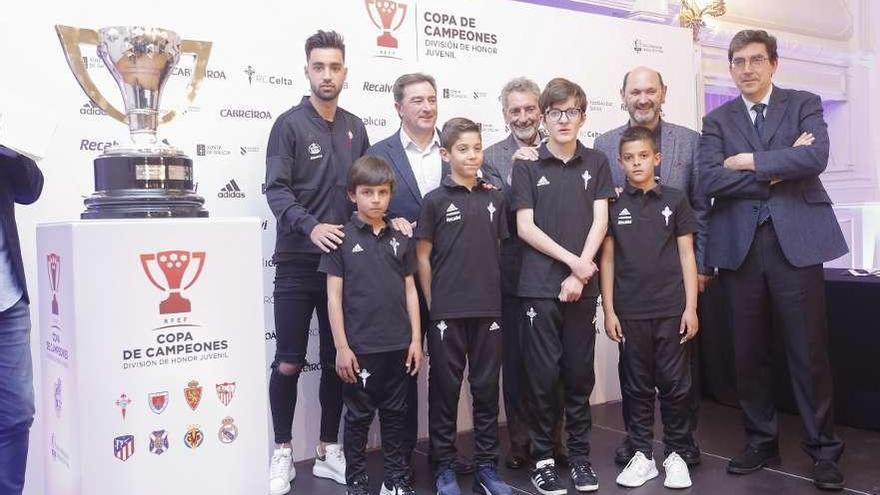 Brais Méndez, Salvador Gomar, Carlos Mouriño, Rafael Louzán y López Chaves, junto a los jóvenes canteranos que extrajeron las bolas durante el sorteo celebrado ayer. // Ricardo Grobas