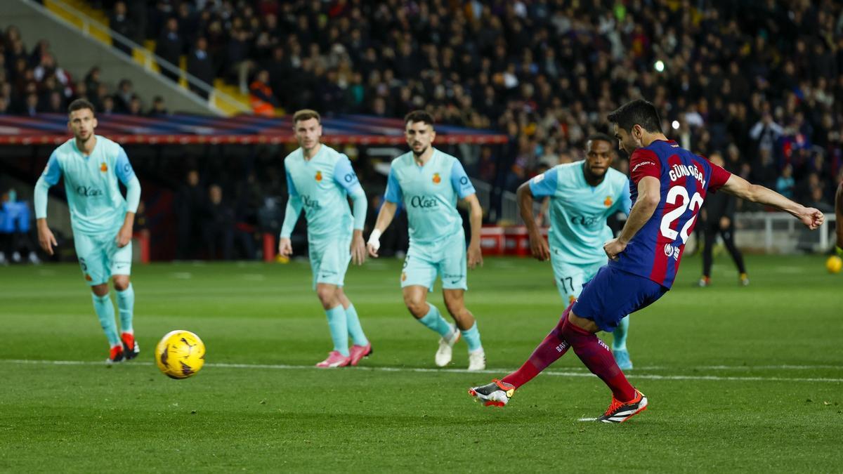 Momento en el que Gundogan lanza el penalti que detuvo Rajkovic