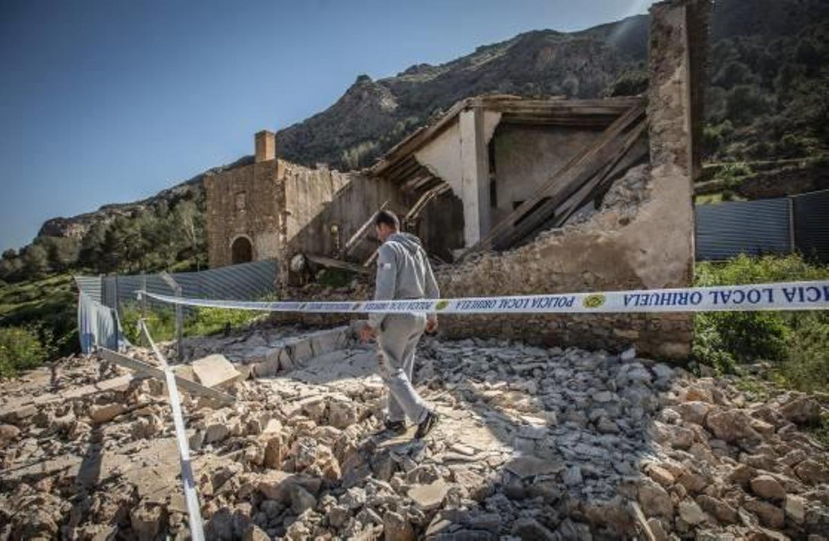 La caída de la pared deja ver el interior del edificio, que también está en ruinas.