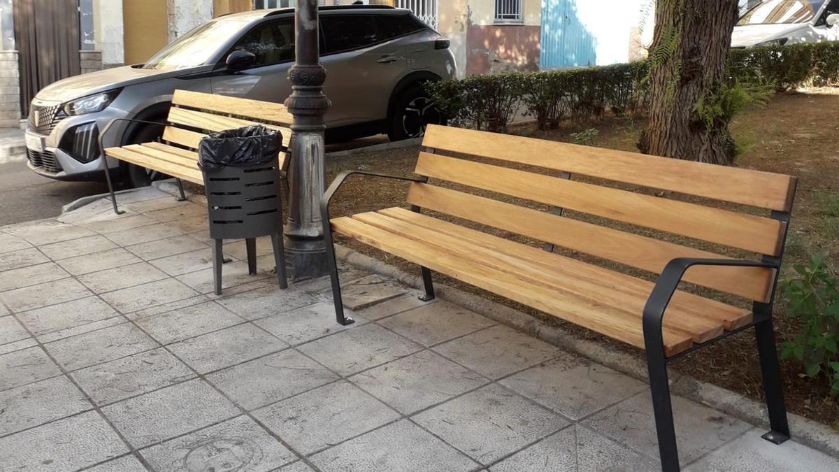 Algunos de los bancos y papeleras que han sido renovados en Segorbe.