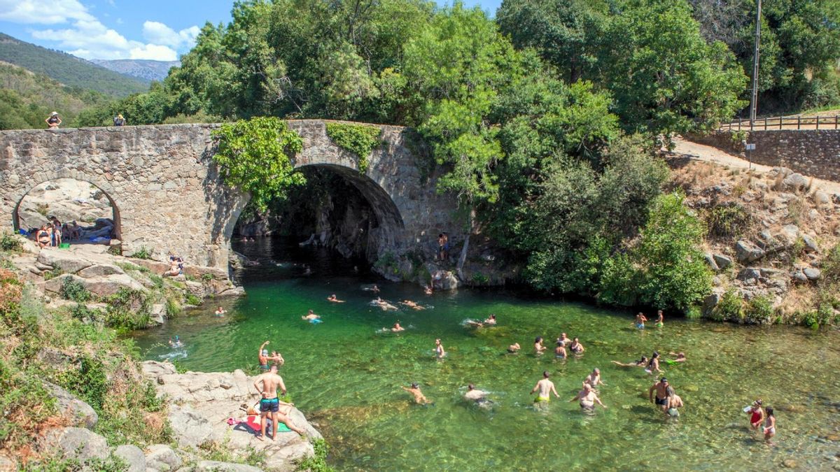 El pueblo de España que deberías visitar este verano tiene un castillo y más de 40 piscinas naturales