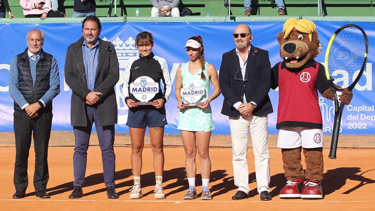 Bolsova, amb el trofeu de campiona del torneig Villa de Madrid que ha aconseguit avui.