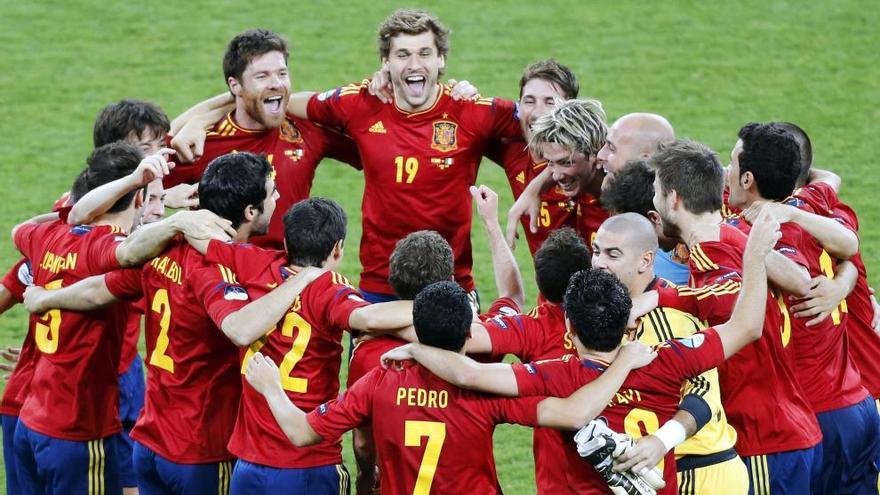 Los jugadores de España celebran el triunfo en la Eurocopa 2012.