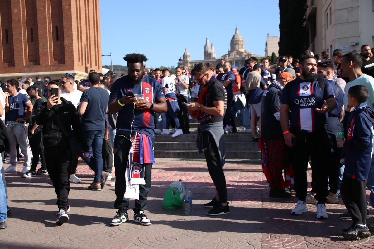 Aficionados del PSG debajo de las torres venecianas de plaza Espanya, en Barcelona