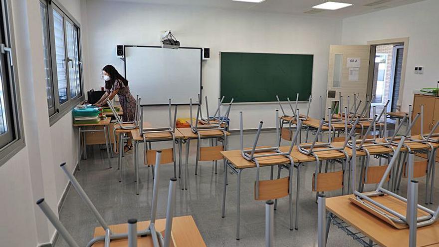 Una profesora termina de preparar su clase en el nuevo colegio de Sant Ferran