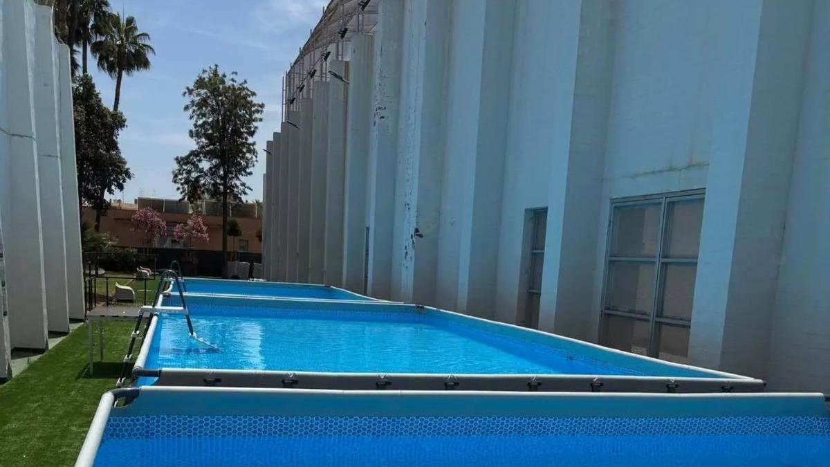 Las piscinas portátiles instaladas en el polideportivo Jaume Ortí.