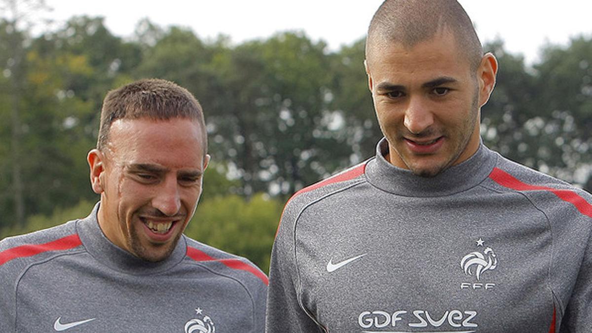 Los futbolistas Franck Ribery y Karim Benzema, en un entrenamiento en Clairefontaine (Francia), en el 2011