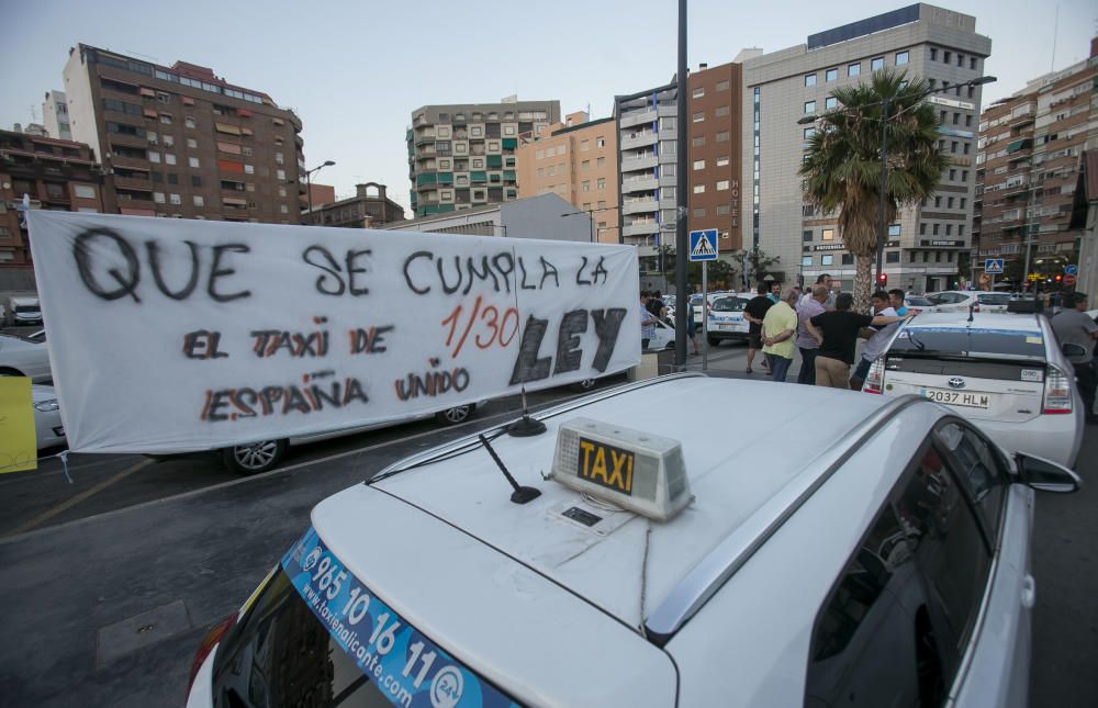 La huelga indefinida continúa: turistas cargados de maletas sin taxi en Alicante.