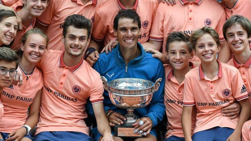 Nadal, con los recogepelotas de Roland Garros