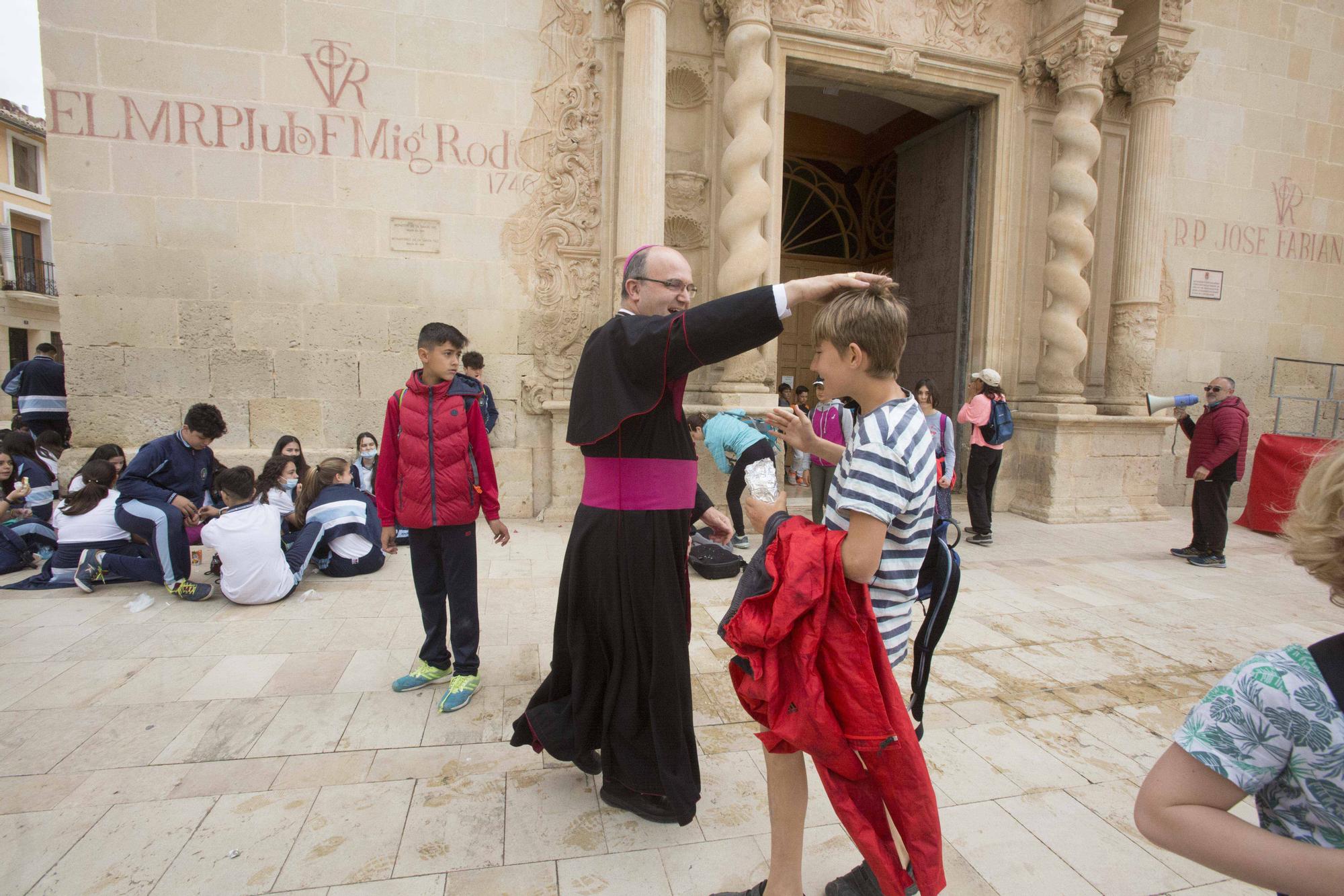 El obispo José Ignacio Munilla recibe a los niños en la Peregrina Escolar de Santa Faz