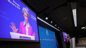 La presidenta de la Comisión Europea, Ursula von der Leyen, y el del Consejo, Charles Michel, durante una rueda de prensa en Bruselas.