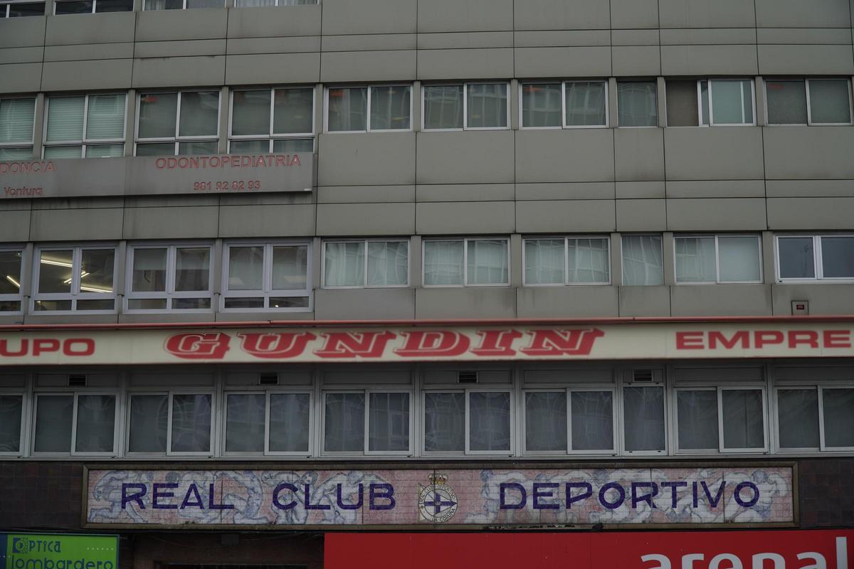 La fachada en la parte de la Plaza de Pontevedra