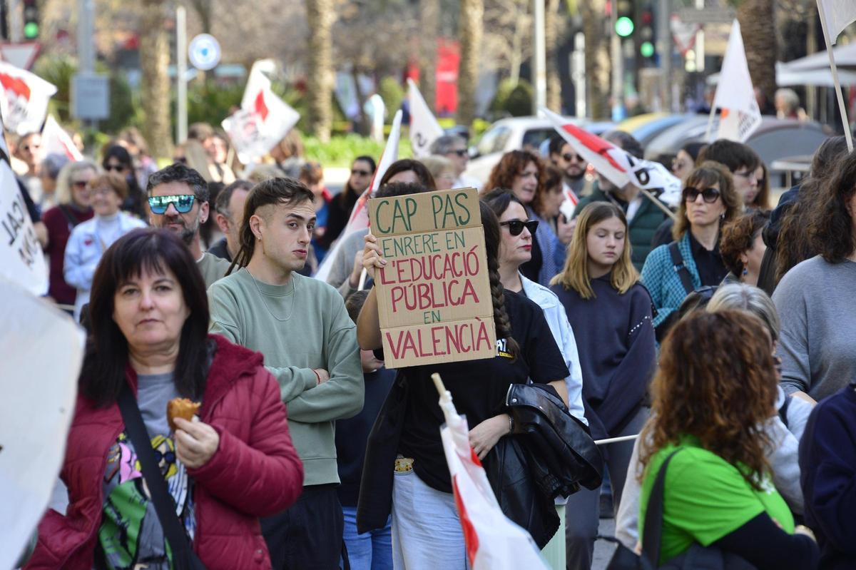 Así ha sido la manifestación de profesores en defensa de mejoras laborales y salariales en Alicante