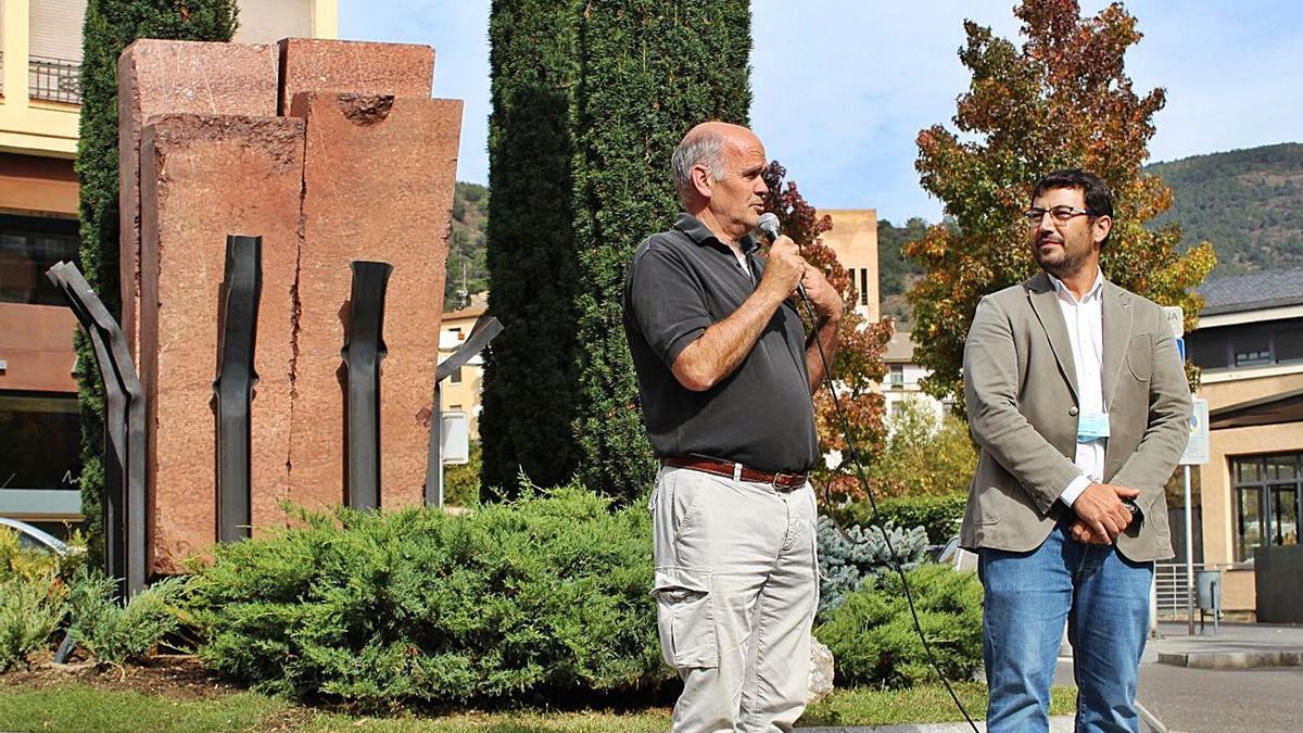 L’escultor Altés i l’alcalde Viaplana durant la inauguració de l’homenatge a Companys | AJ SEU