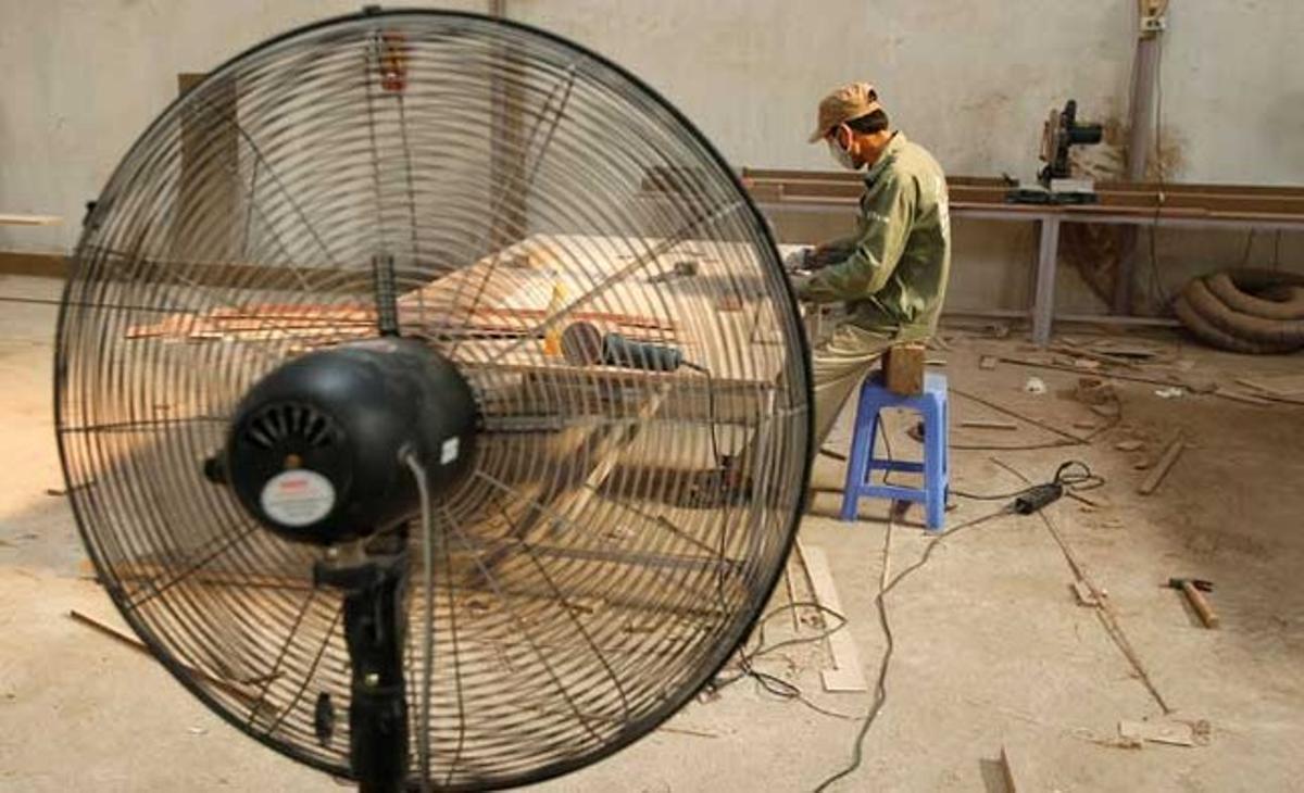 Un home treballa a la fàbrica de mobles Haya, als afores de Hanoi . El cap de l’empresa, Nguyen Manh Hung, va dir que va reduir la capacitat de producció a la meitat en comparació amb el mateix període de l’any passat a causa de la situació del mercat i la falta de fonts de finançament.