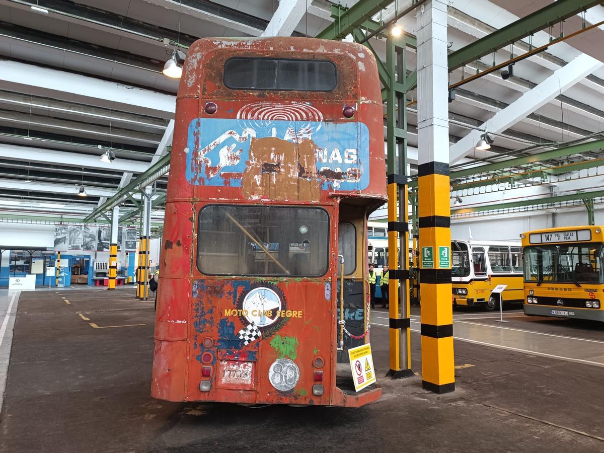 Parte trasera del Leyland Titan con restos ilegibles de pintura y publicidad de la época.