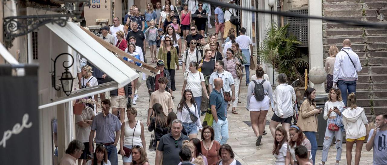 El regreso de los viajeros a Mallorca se palpa en las calles de Palma desde inicios de temporada.