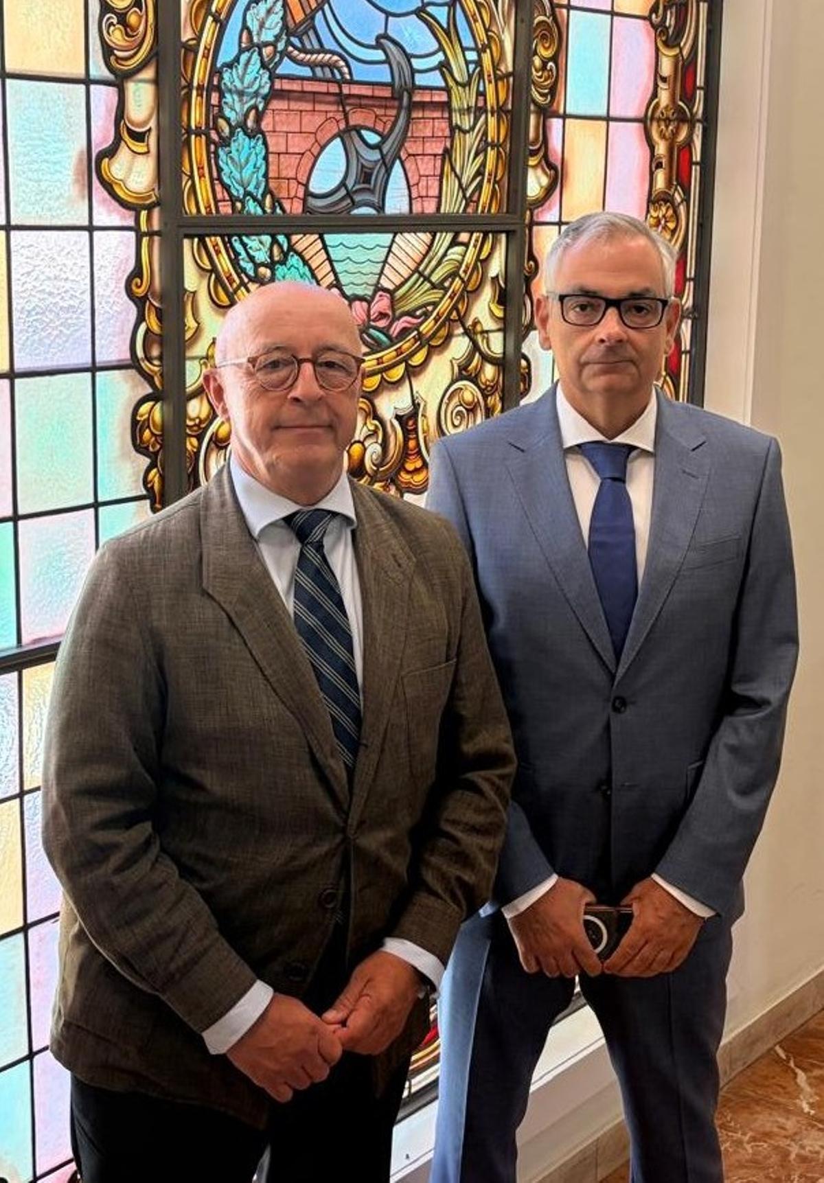 El nuevo director de Puertos de Tenerife, Enrique García-Arroba (derecha), junto al presidente, Pedro Suárez.