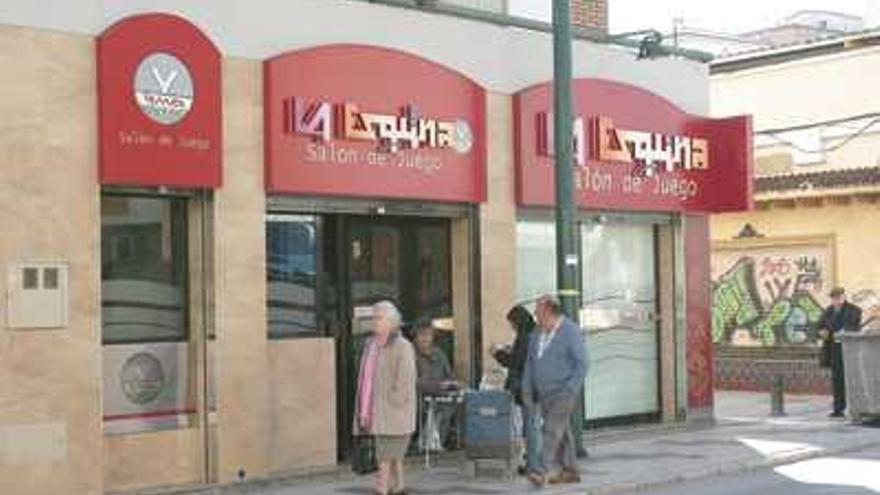 Atraco. El local tiene dos puertas de acceso, una en calle La Hoz, y la otra en calle Arganda, de la barriada de Huelin.