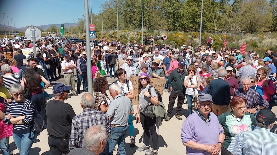 Más de 3.000 personas claman en Otero contra la supresión de trenes: &quot;Renfe, escucha, Sanabria lucha&quot;