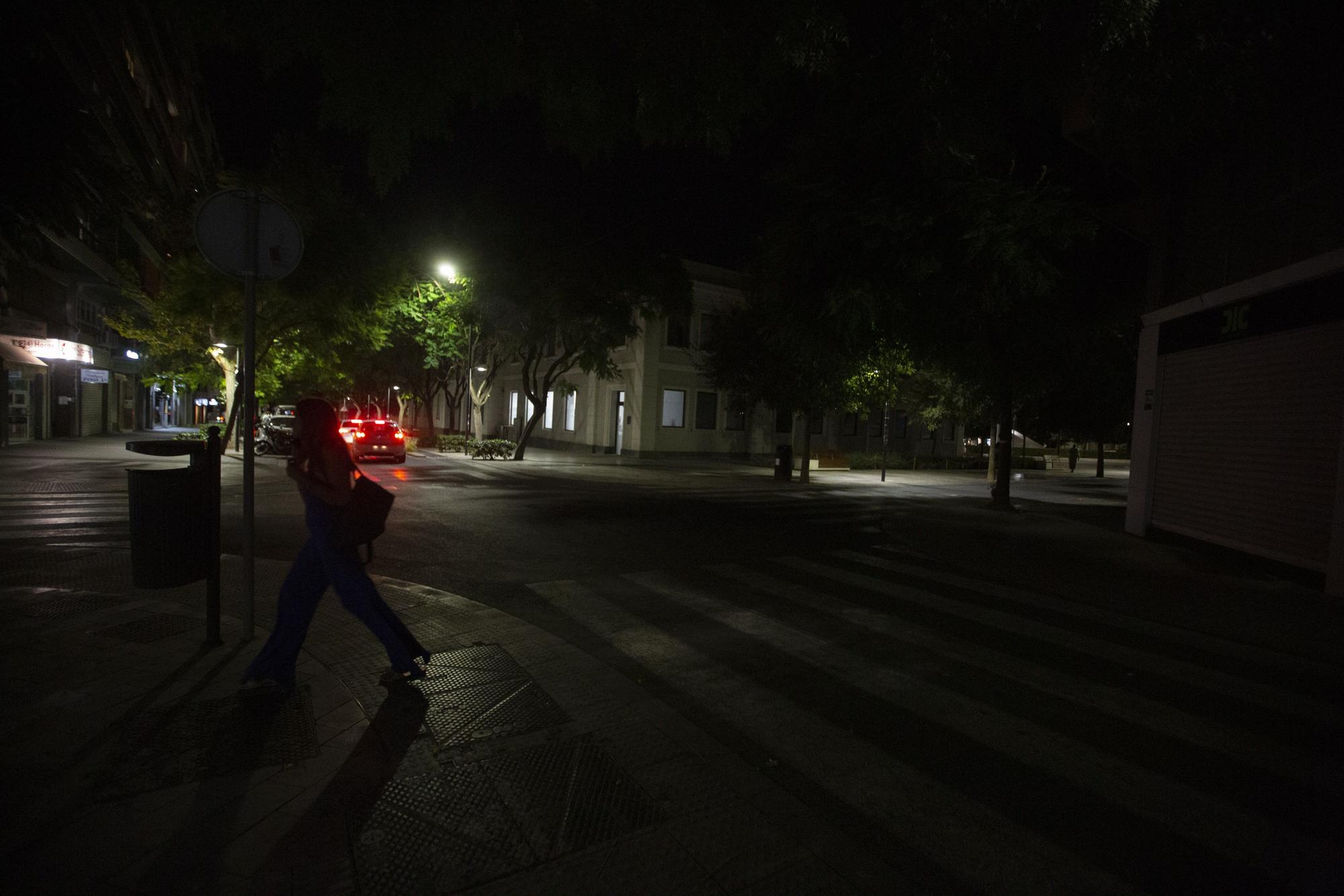 La oscuridad reina en una calle de Alicante: "No se ve nada"