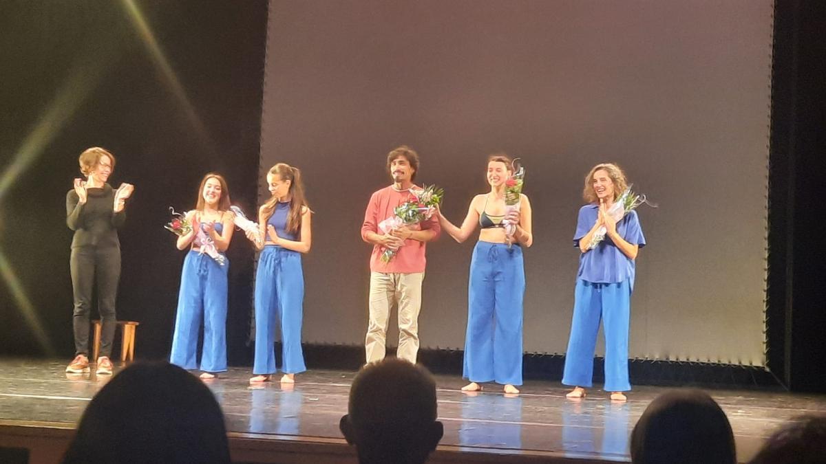 Las integrantes de la compañía EDMA y su director al final del espectáculo en el Auditorio de Cangas.